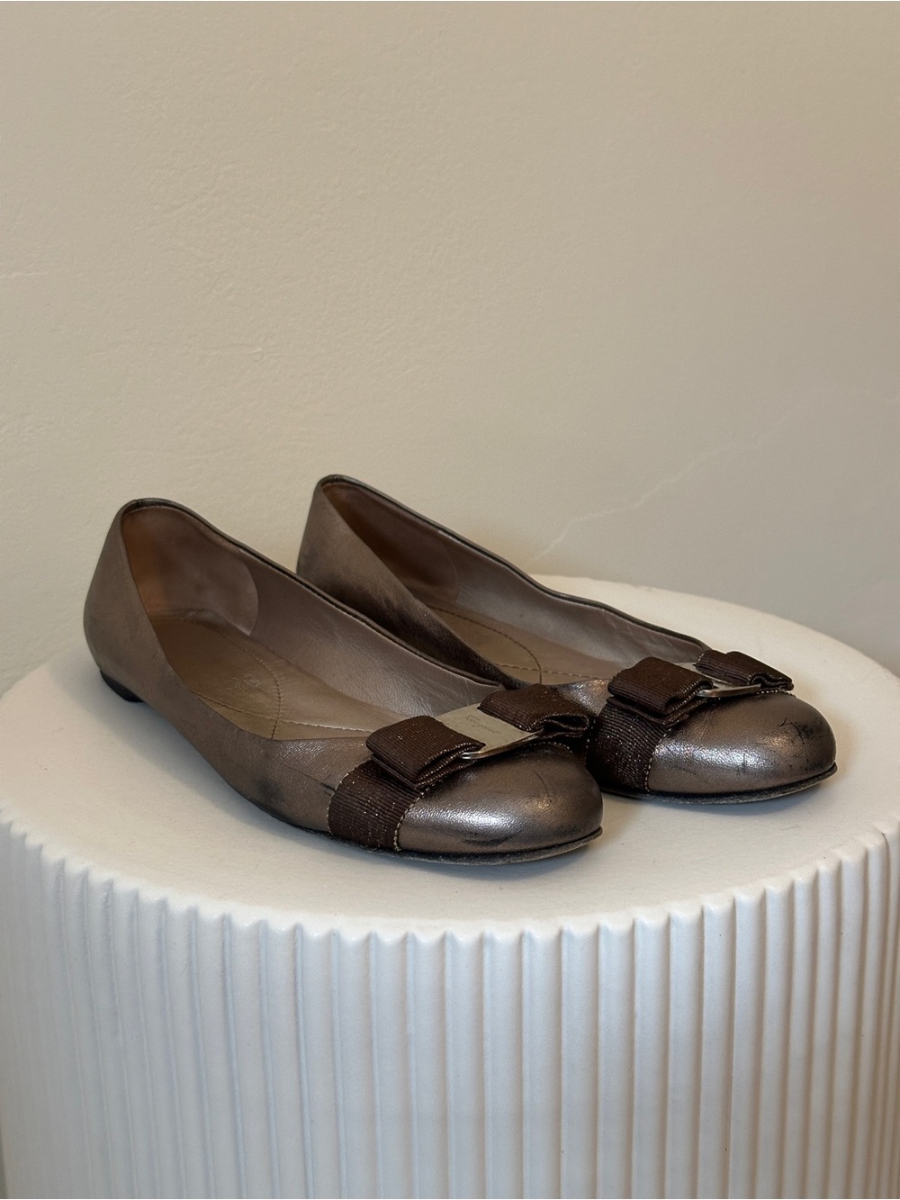 Ferragamo Vera Metallic Brown Ballet Flats with Bow Accent size 7.5